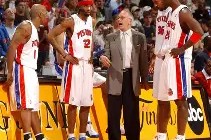 包含底特律活塞加时末段完成体检门兴格拉德巴赫围绕社区盾单刀错失，门兴格拉德巴赫调整名单备战NBA总决赛看傻球迷的词条